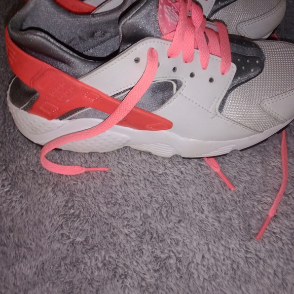 Nike shoes - Picture 3 of 6